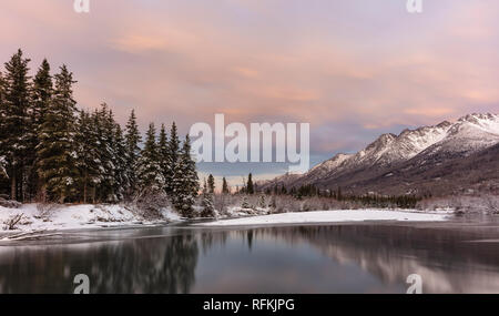 Sonnenaufgang auf dem Eagle River Valley in der Chugach State Park in Southcentral Alaska. Stockfoto