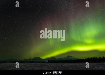 Nordlicht über Mount Foraker, Mount Hunter und Denali (Mt. McKinley in der Alaska Range in Southcentral Alaska. Stockfoto