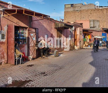 Szene einer traditionellen kleinen Straße von Marrakesch/Marrakesch, Marokko. Stockfoto