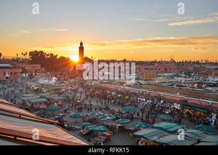 Sonnenuntergang auf dem Platz Jemaa el-Fnaa und Marktplatz in der Medina von Marrakesch. Marrakesch, Marokko Stockfoto