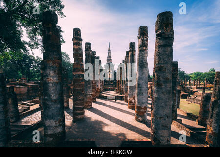 Tempelanlage in Sukhothai, Thailand. Schönen historischen Park in der Mitte von Thailand. Stockfoto