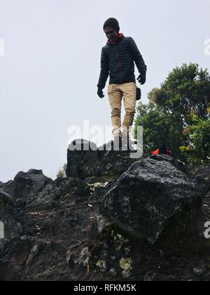 Stehend auf dem Rock Stockfoto