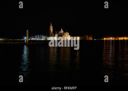 Kirche San Giorgio Maggiore bei Nacht mit Stadtlichtern, Venedig / Venedig, Italien, Europa Stockfoto