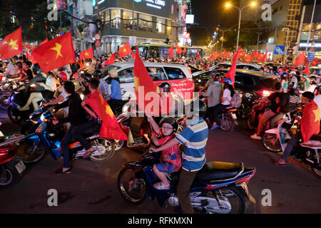 HO CHI MINH CITY, VIETNAM - Jan 23, 2018: junge Fußball-Fans auf der Straße auf dem Motorrad mit roten Vietnamesische flag zu feiern über Katar in AFC U2win Stockfoto