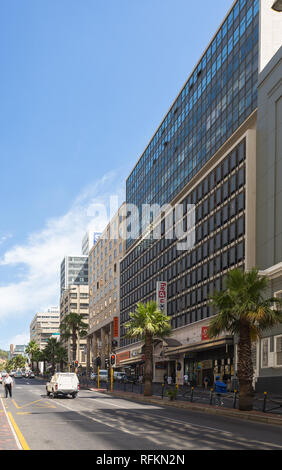 Cape Town City Centre Street während Wochentag morgens mit hohen Gebäuden und Autos und Menschen gehen, über das tägliche Leben in Südafrika Stockfoto