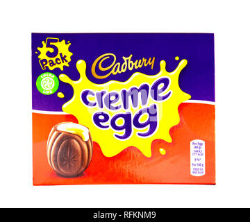 SWINDON, Großbritannien - 26 Januar, 2019: 5 Pack von Cadbury Creme Eier auf weißem Hintergrund Stockfoto