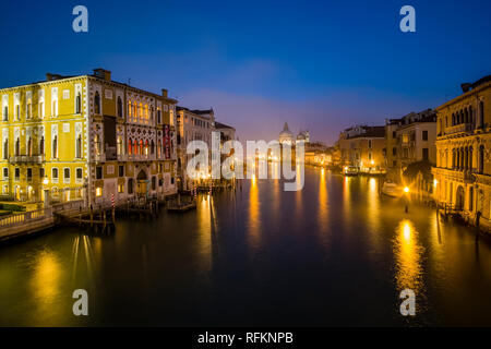 Blick auf den Canal Grande Canal Grande und der Basilika der Heiligen Maria von Gesundheit, die Basilika Santa Maria della Salute, beleuchtet bei Nacht Stockfoto