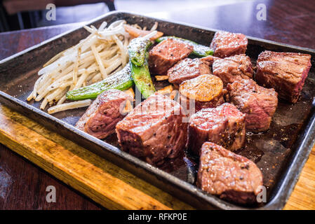 Beef Steak serviert auf einem heißen Bügeleisen Platte Stockfoto