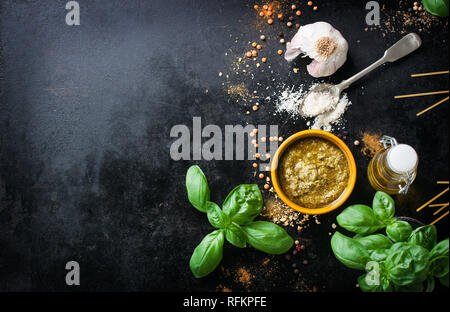 Essen, italienisches Essen Hintergrund, gesunde Lebensmittel oder Zutaten zum Kochen Pesto auf einem vintage Hintergrund, Ansicht von oben mit der Kopie Raum Stockfoto