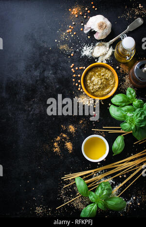 Essen, italienisches Essen Hintergrund, gesunde Lebensmittel oder Zutaten zum Kochen Pesto auf einem vintage Hintergrund, Ansicht von oben mit der Kopie Raum Stockfoto