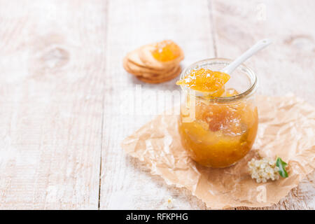 Frisch saftig fruchtiger Marmelade mit Feigen in einem Glas mit Crackern und Cottage Käse zum Frühstück, horizontal, mit Kopie Raum Stockfoto