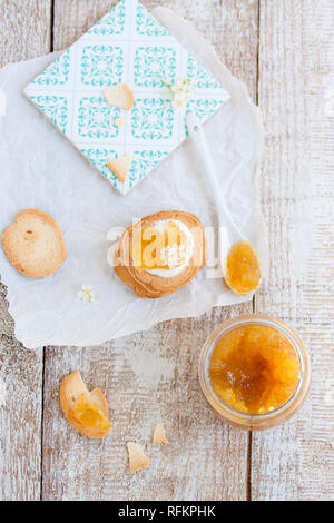 Frisch saftig fruchtiger Marmelade mit Feigen in einem Glas mit Crackern und Cottage Käse zum Frühstück, Ansicht von oben Stockfoto