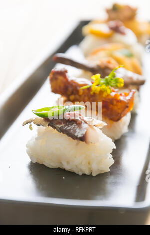 Gebratene Makrele mit Garnelenpaste Sauce - Fusion Food Stockfoto