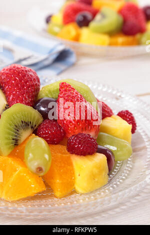 Obst Salat mit frischen Früchten gemischt Stockfoto