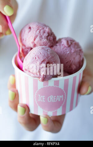 Mädchen mit schönen leckeren Eisbecher mit vielen Eis Schaufeln. Nahaufnahme. Stockfoto
