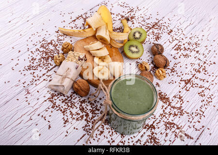 Gesunden grünen Smoothie mit Nussbaum und Früchte liegen auf dem Tisch Stockfoto