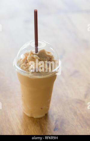 Milch-Kaffee-Smoothie im Plastikbecher Stockfoto