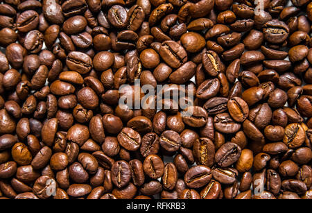 Mischung von verschiedenen Arten von Kaffeebohnen. Kaffee Hintergrund. geröstete Kaffeebohnen. Kaffeebohnen isoliert auf weißem Hintergrund Stockfoto