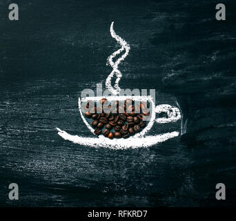 Bemalte Tasse Kaffee mit natürlichen Kaffeebohnen auf einem Schwarzen Brett. Ansicht von oben Stockfoto