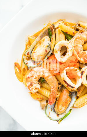 Penne Meeresfrüchte Tom Yum Nudeln in weißer Teller - italienische Speisen Stil Stockfoto