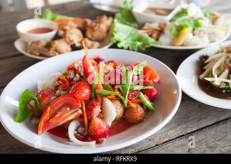 Erdbeere würzigen Salat auf weiße Platte, räumliche Menü in Thailand Stockfoto