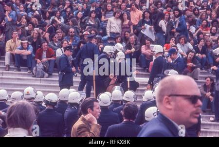 Polizeibeamte erbeuten Demonstranten in Hippie Kleidung von einer großen Treppe (wahrscheinlich entweder die Washington oder Lincoln Monument) während der Tag der Proteste gegen den Vietnamkrieg in Washington, DC, USA, Mai 1971. () Stockfoto