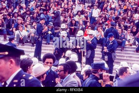 Polizeibeamte erbeuten Demonstranten in Hippie Kleidung von einer großen Treppe (wahrscheinlich entweder die Washington oder Lincoln Monument) während der Tag der Proteste gegen den Vietnamkrieg in Washington, DC, USA, Mai 1971. () Stockfoto