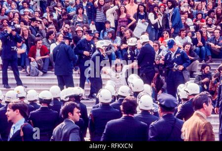 Polizeibeamte erbeuten Demonstranten in Hippie Kleidung von einer großen Treppe (wahrscheinlich entweder die Washington oder Lincoln Monument) während der Tag der Proteste gegen den Vietnamkrieg in Washington, DC, USA, Mai 1971. () Stockfoto