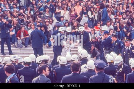 Polizeibeamte erbeuten Demonstranten in Hippie Kleidung von einer großen Treppe (wahrscheinlich entweder die Washington oder Lincoln Monument) während der Tag der Proteste gegen den Vietnamkrieg in Washington, DC, USA, Mai 1971. () Stockfoto