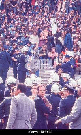 Polizeibeamte erbeuten Demonstranten in Hippie Kleidung von einer großen Treppe (wahrscheinlich entweder die Washington oder Lincoln Monument) während der Tag der Proteste gegen den Vietnamkrieg in Washington, DC, USA, Mai 1971. () Stockfoto