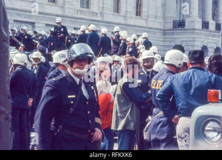 Während der 1971 Tag der Proteste gegen den Vietnamkrieg, Polizisten in Kampfausrüstung surround Demonstranten in Hippie Kleidung, in Washington, DC, Mai, 1971. () Stockfoto