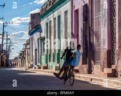 Cienfuegos Kuba, 15.November 2018: schöne koloniale Straße in Cienfuegos Kuba Stockfoto