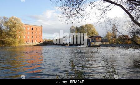 Baiersdorfer Mühle mit Wehr flussaufwärts. Stockfoto