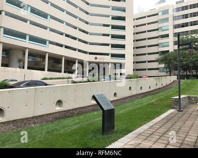 Baltimore Bund (1978, George Sugarman), E.A. Garmatz Federal Building, 101 W. Lombard Street, Baltimore, MD 21201 (34640605613). Stockfoto