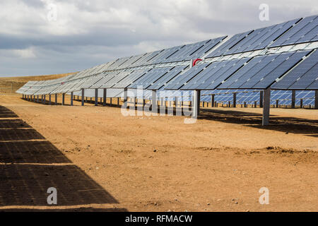 Zweifaziale Solarenergiemodule im Solarkraftwerk in der Atacama-Wüste. Bekämpfung des Klimawandels und der globalen Erwärmung mit nachhaltigen Ressourcen Stockfoto