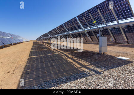 Zweifaziale Solarenergiemodule im Solarkraftwerk in der Atacama-Wüste. Bekämpfung des Klimawandels und der globalen Erwärmung mit nachhaltigen Ressourcen Stockfoto