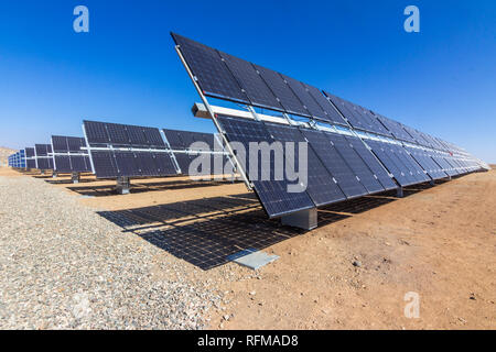 Zweifaziale Solarenergiemodule im Solarkraftwerk in der Atacama-Wüste. Bekämpfung des Klimawandels und der globalen Erwärmung mit nachhaltigen Ressourcen Stockfoto