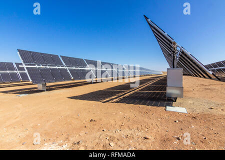 Zweifaziale Solarenergiemodule im Solarkraftwerk in der Atacama-Wüste. Bekämpfung des Klimawandels und der globalen Erwärmung mit nachhaltigen Ressourcen Stockfoto