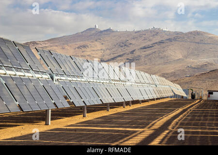 Zweifaziale Solarenergiemodule im Solarkraftwerk in der Atacama-Wüste. Bekämpfung des Klimawandels und der globalen Erwärmung mit nachhaltigen Ressourcen Stockfoto