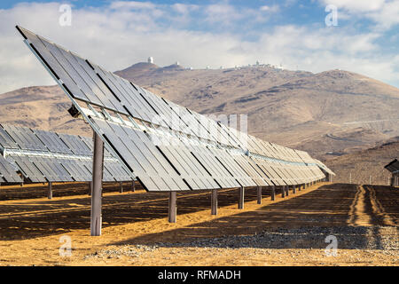 Zweifaziale Solarenergiemodule im Solarkraftwerk in der Atacama-Wüste. Bekämpfung des Klimawandels und der globalen Erwärmung mit nachhaltigen Ressourcen Stockfoto