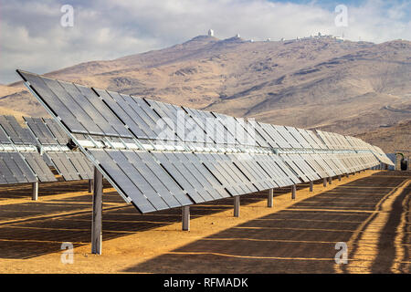 Zweifaziale Solarenergiemodule im Solarkraftwerk in der Atacama-Wüste. Bekämpfung des Klimawandels und der globalen Erwärmung mit nachhaltigen Ressourcen Stockfoto