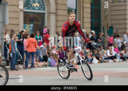 Stoughton, Wisconsin, USA - 19. Mai 2018: Syttende Mai Jugend Parade, Girl Riding Mountain Fahrräder, mit Schutzausrüstung, während der Parade Stockfoto