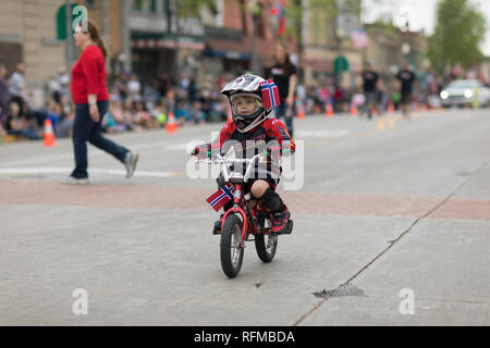 Stoughton, Wisconsin, USA - 19. Mai 2018: Syttende Mai Jugend Parade, Kinder, Mountainbikes, mit Schutzausrüstung, während der Parade Stockfoto