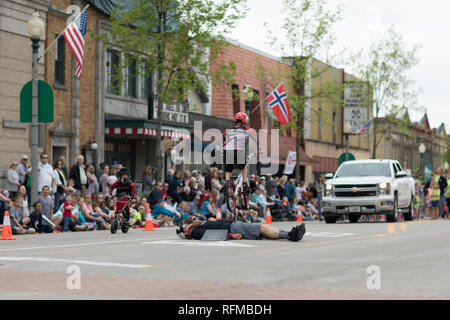 Stoughton, Wisconsin, USA - 19. Mai 2018: Syttende Mai Jugend Parade, Kinder, Mountainbikes, mit Schutzausrüstung, während der Parade Stockfoto