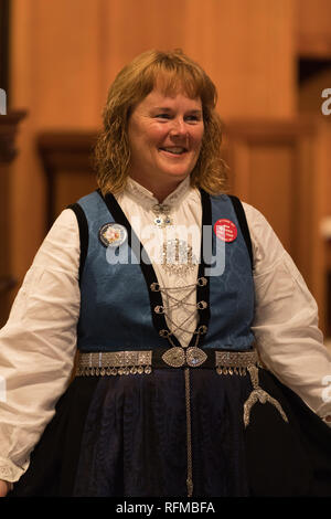 Stoughton, Wisconsin, USA - 19. Mai 2018: die Skandinavier Kostüm Style zeigen, Frauen tragen traditionelle norwegische Kleidung, Modellierung für die Zuschauer Stockfoto