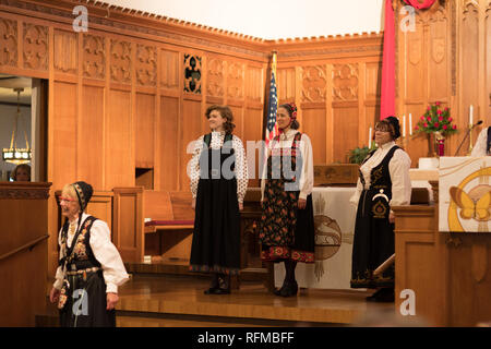 Stoughton, Wisconsin, USA - 19. Mai 2018: die Skandinavier Kostüm Style zeigen, Frauen tragen traditionelle norwegische Kleidung, Modellierung für die Zuschauer Stockfoto