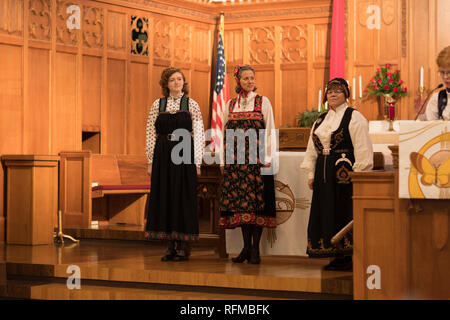 Stoughton, Wisconsin, USA - 19. Mai 2018: die Skandinavier Kostüm Style zeigen, Frauen tragen traditionelle norwegische Kleidung, Modellierung für die Zuschauer Stockfoto