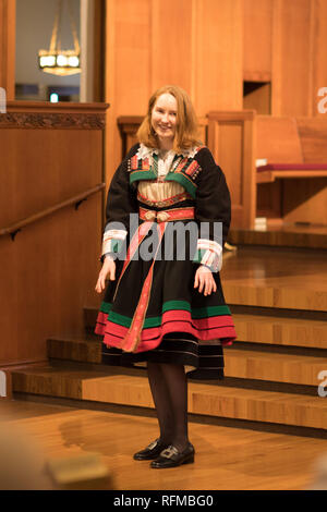 Stoughton, Wisconsin, USA - 19. Mai 2018: die Skandinavier Kostüm Style zeigen, Frauen tragen traditionelle norwegische Kleidung, Modellierung für die Zuschauer Stockfoto