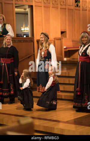 Stoughton, Wisconsin, USA - 19. Mai 2018: die Skandinavier Kostüm Style zeigen, Frauen tragen traditionelle norwegische Kleidung, Modellierung für die Zuschauer Stockfoto