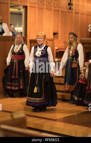 Stoughton, Wisconsin, USA - 19. Mai 2018: die Skandinavier Kostüm Style zeigen, Frauen tragen traditionelle norwegische Kleidung, Modellierung für die Zuschauer Stockfoto